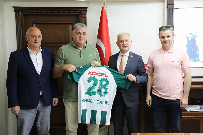 Giresunspor'dan  Karamürsel Belediye Başkanı Ahmet Çalık 'a  forma 