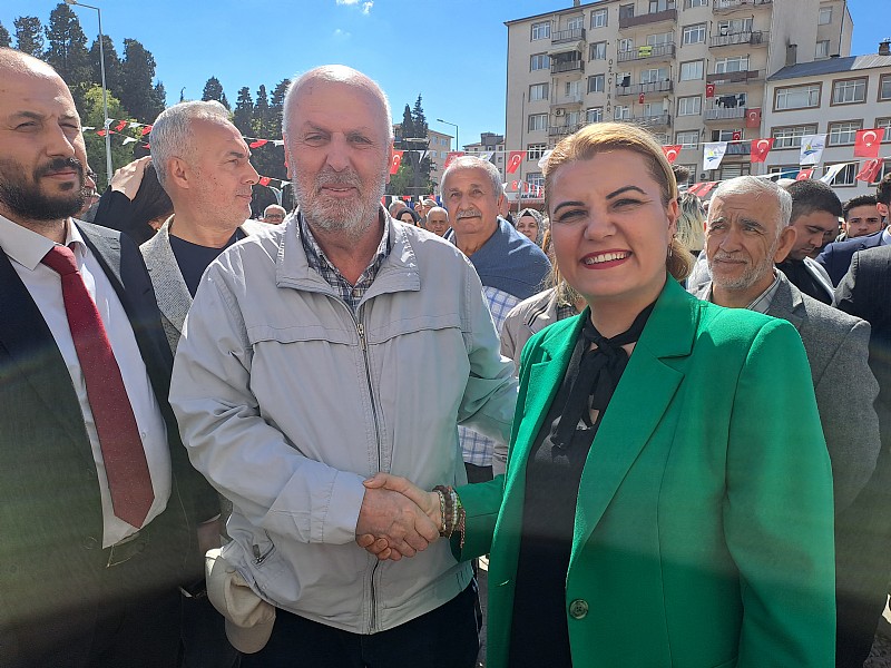 Karamürsel Halkından İzmit Belediye Başkanı Fatma Kaplan Hürriyet‘e Yoğun İlgi	