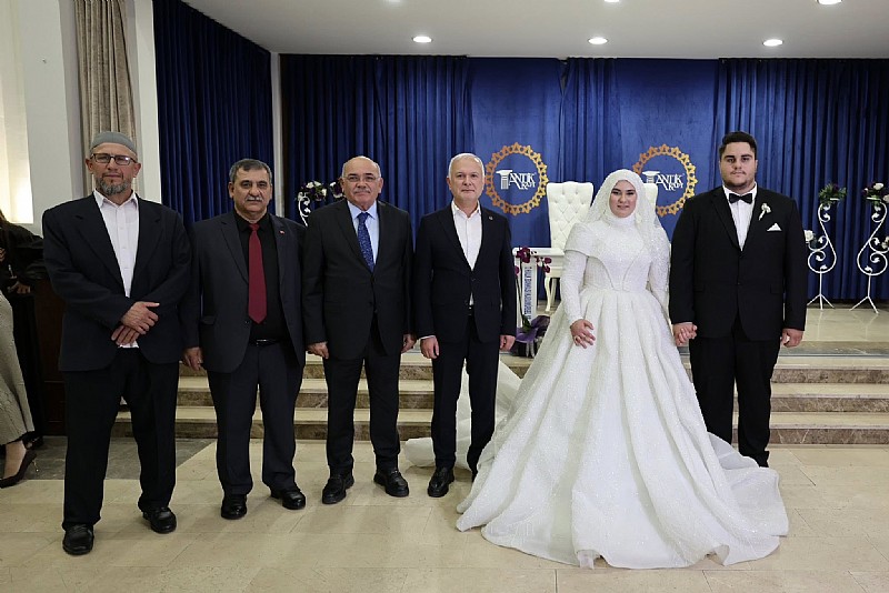 Karamürsel‘de Sena ile Zeki Faruk evlendi Karamürsel‘de Sena ile Zeki Faruk evlendi