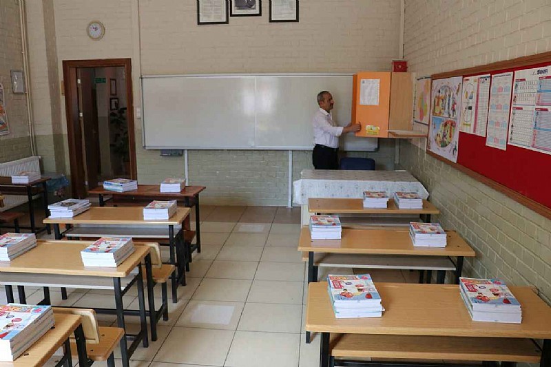 Dünyada emsali olmayan şeyler Türkiye 'de yaşanıyor “ Öğretmenler okula gelmeyecek ama öğrenciler okula gidecek.”…