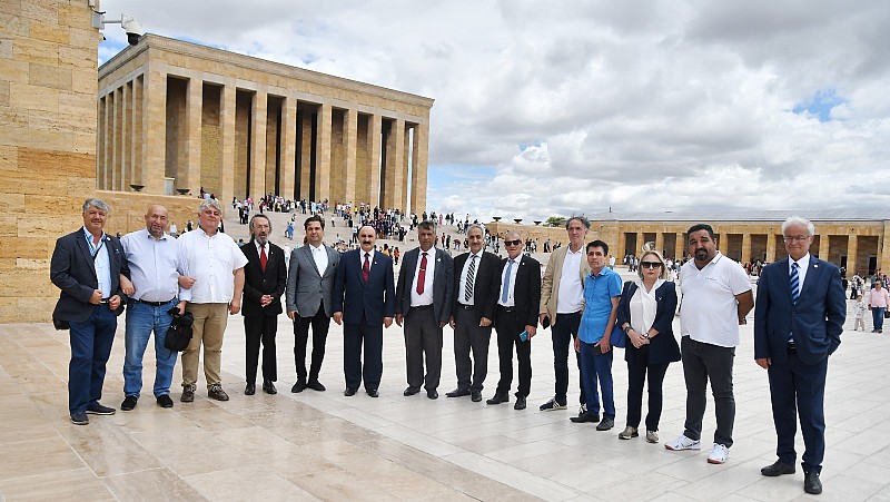 Karamürsel Gazeteci Genel Başkan Ahmet Öz Önderliğinde Uluslararası Gazeteciler Cemiyeti Ata’nın huzuruna çıktı