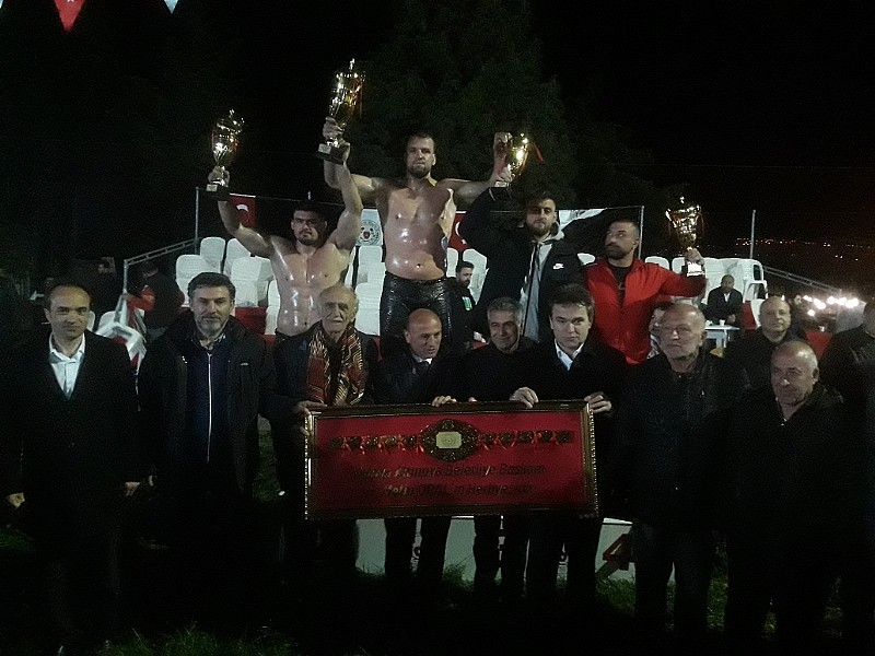 Yalova Altınova Belediyesi 6. Hersek Yağlı Güreşleri'nin başpehlivanı Hüseyin Gümüşalan 	