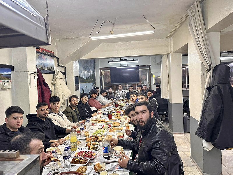Yalova Tavşanlı Belediye Başkanı Mücahit Kaçar, gençlerle iftar yemeğinde	