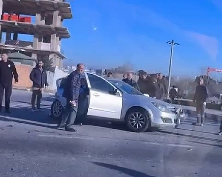 Tavşanlı Beldesi’nde otomobil ile panelvan çarpıştı. Yaralılar var