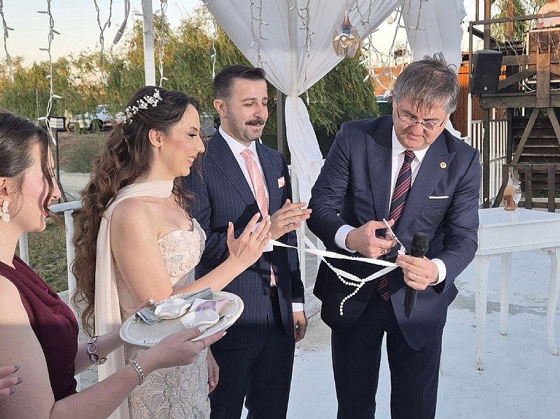 Anıl Aksu ve İnci Cazker Nişanlandı	