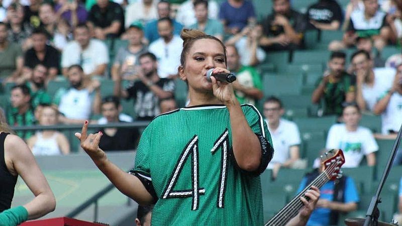 Demet Akalın’dan Kocaelispor’a jest