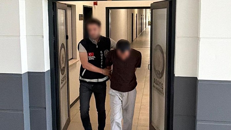 Kendini polis diye tanıttı, altınları çaldı