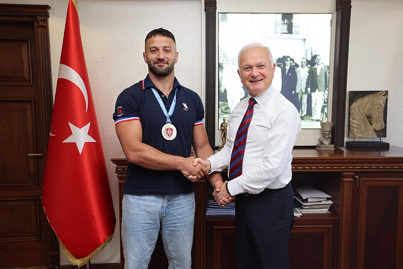 Güreşçi Sinan Yıldız, Karamürsel Belediye Başkanı Ahmet Çalık’ ı ziyaret etti