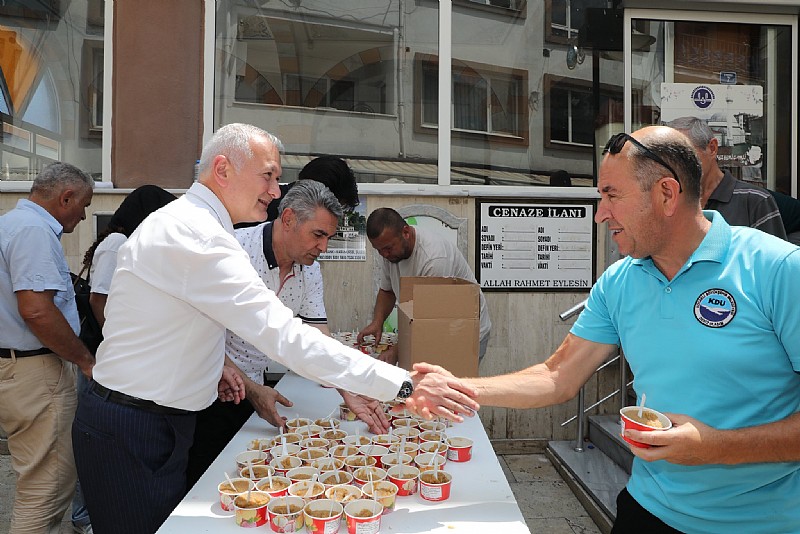Karamürsel Belediyesi, 12 Şehidimizin Ruhuna Helva Dağıttı