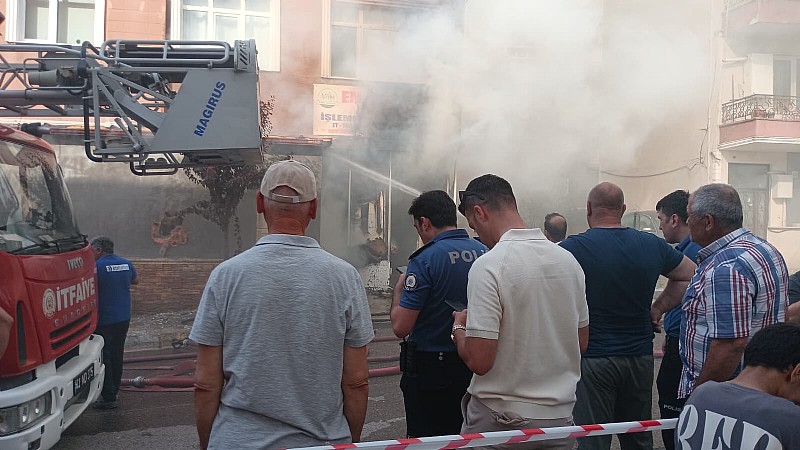 Karamürsel’de yumurta dükkanı alev alev yandı. 