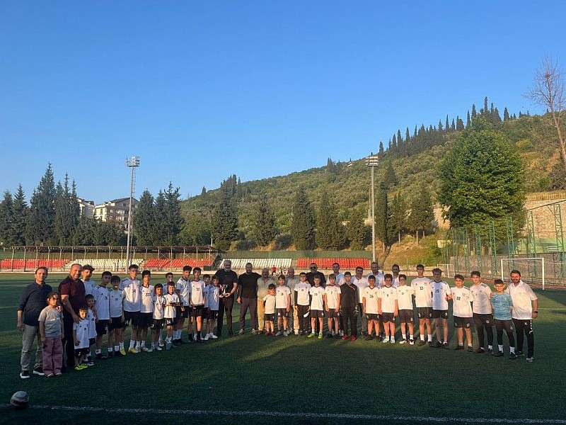 Karamürsel İdman Yurdu U-13 takımı şampiyonluk kupasını aldı