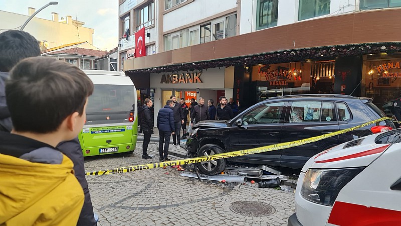 Karamürsel’de elektrik direği minibüsün üzerine devrildi: Yaralılar var