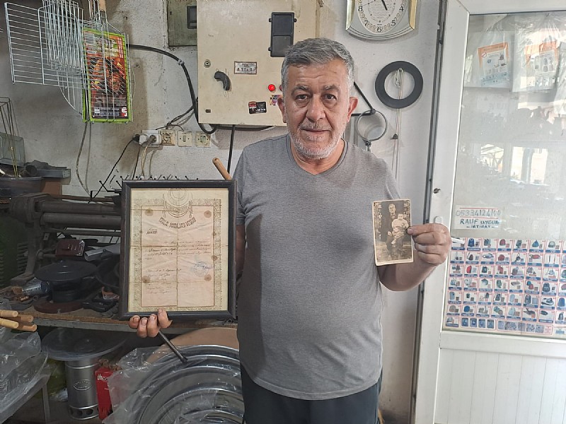  Karamürselli Cobo Mustafa lakaplı Mustafa Uygun'un İstiklâl  Madalyası, torunu Rauf Uygun tarafından saklanıyor. “ Kamera Görüntülü Haber 	“	