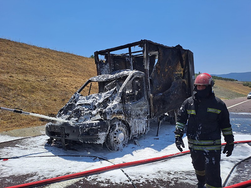 Kaza yapan kamyonet alev alev yandı	
