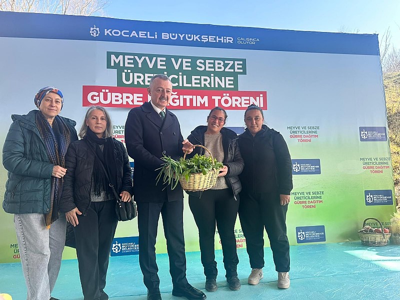 Başkan Büyükakın çiftçiye bizzat gübre dağıttı: “7 yılda 95 projeye 1. 455 milyar liralık destek verdik”	