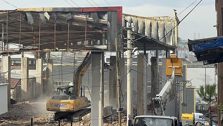 Kocaeli'de 7 İşçinin Öldüğü Parfüm Deposu İçin Yıkım Başladı