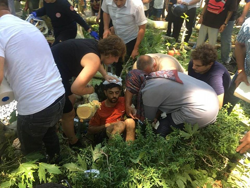 Çınar ağacının dalı kırıldı. Vatandaşların üzerinde düştü. 1'i ağır, 3 yaralı