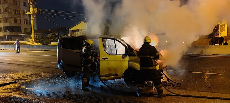 Karamürsel'de seyir halinde olan balık yüklü kamyonet alev alev yandı