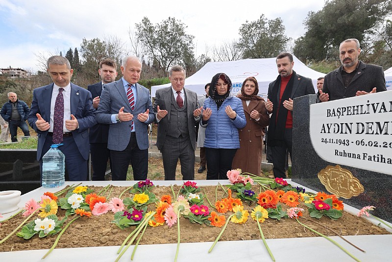 Karamürsel’in Merhum Altınkemerli Başpehlivan Aydın Demir, Mezarı Başında Anıldı