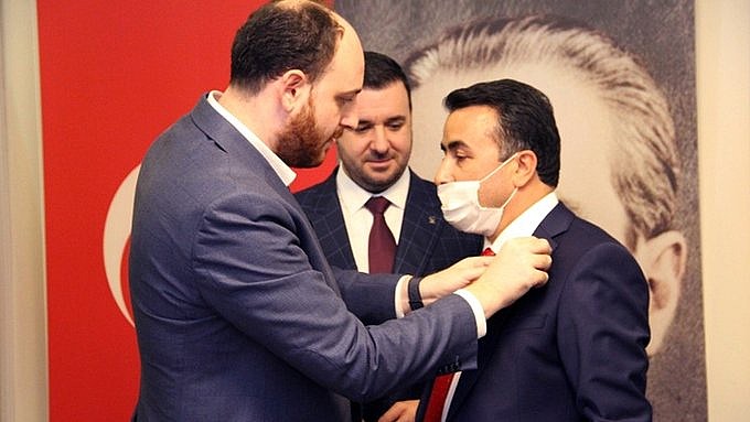 Tavşanlı Belde Belediye Başkanı Mücahit Kaçar, Saadet Partisi'nden istifa ederek AK Parti'ye geçti