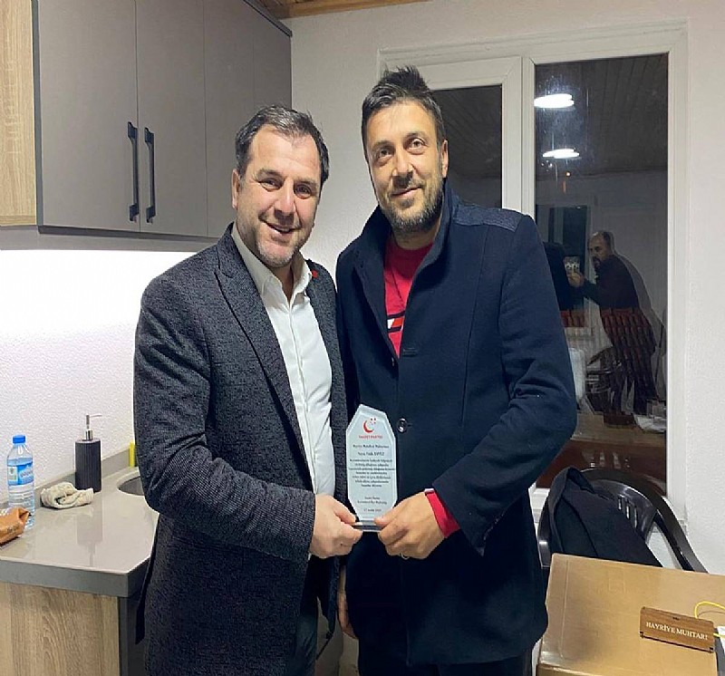 Saadet Partisi Karamürsel İlçe Teşkilatından Hayriye Mahallesi Muhtarı Fatih Yavuz’a Teşekkür Plaketi