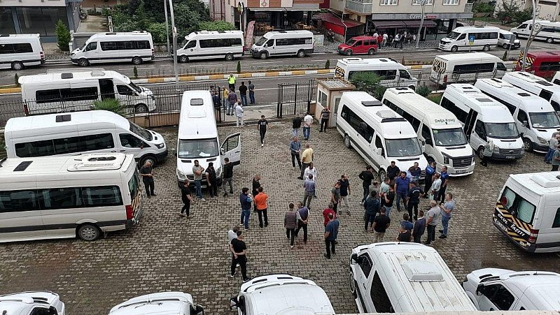 Karamürsel’de milli eğitim müdürlüğü ile taşımalı eğitime öğrenci taşıyan okul servisleri arasında anlaşma sağlanamadı