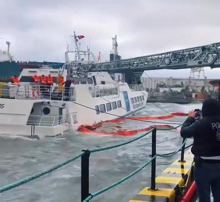 Yalova Altınova’da tersanede sürüklenen gemide 6 mürettebat mahsur kaldı